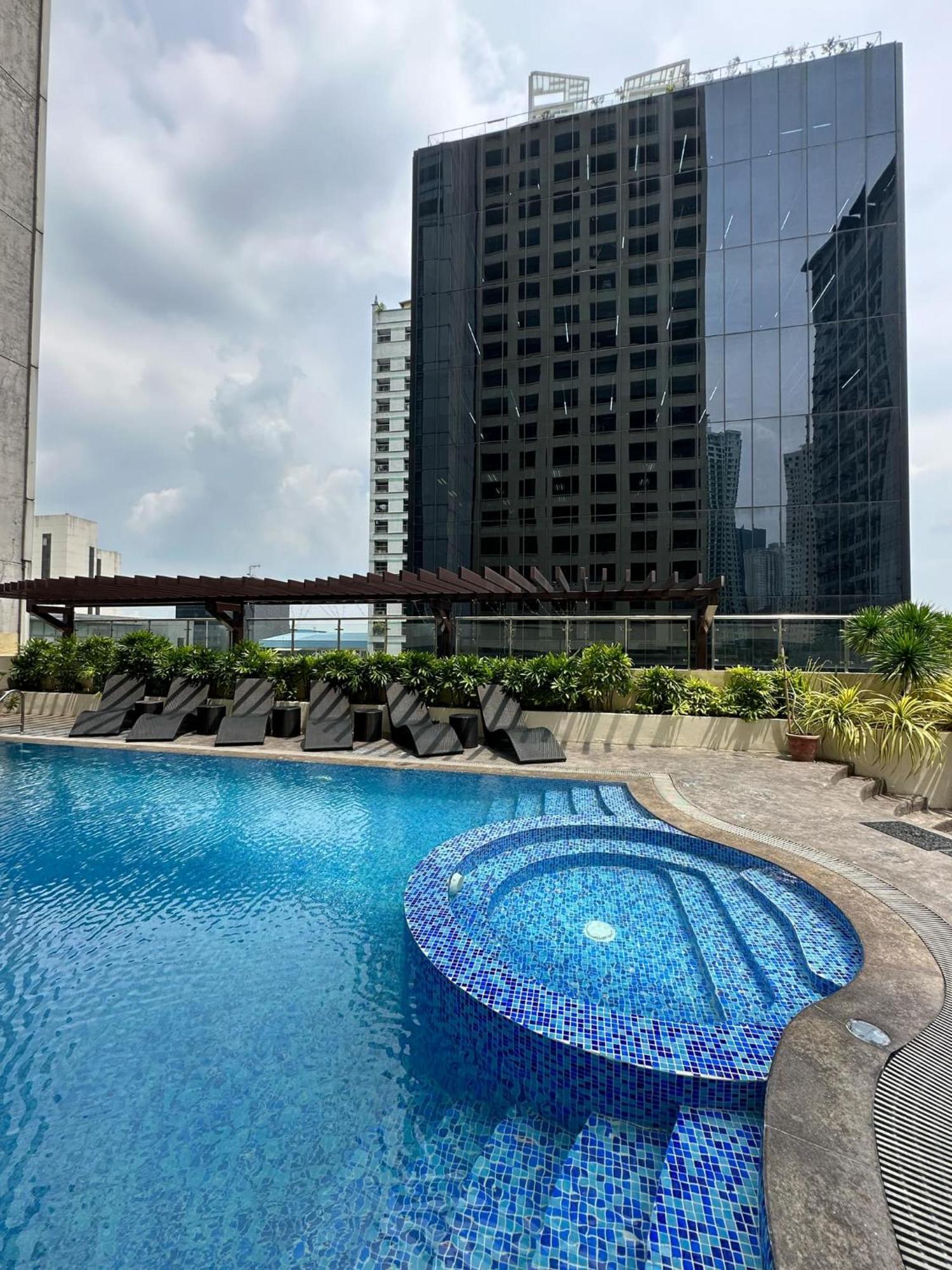 One Bedroom With Balcony By Christine Suites Ph In Greenbelt Radisson Makati City Luaran gambar