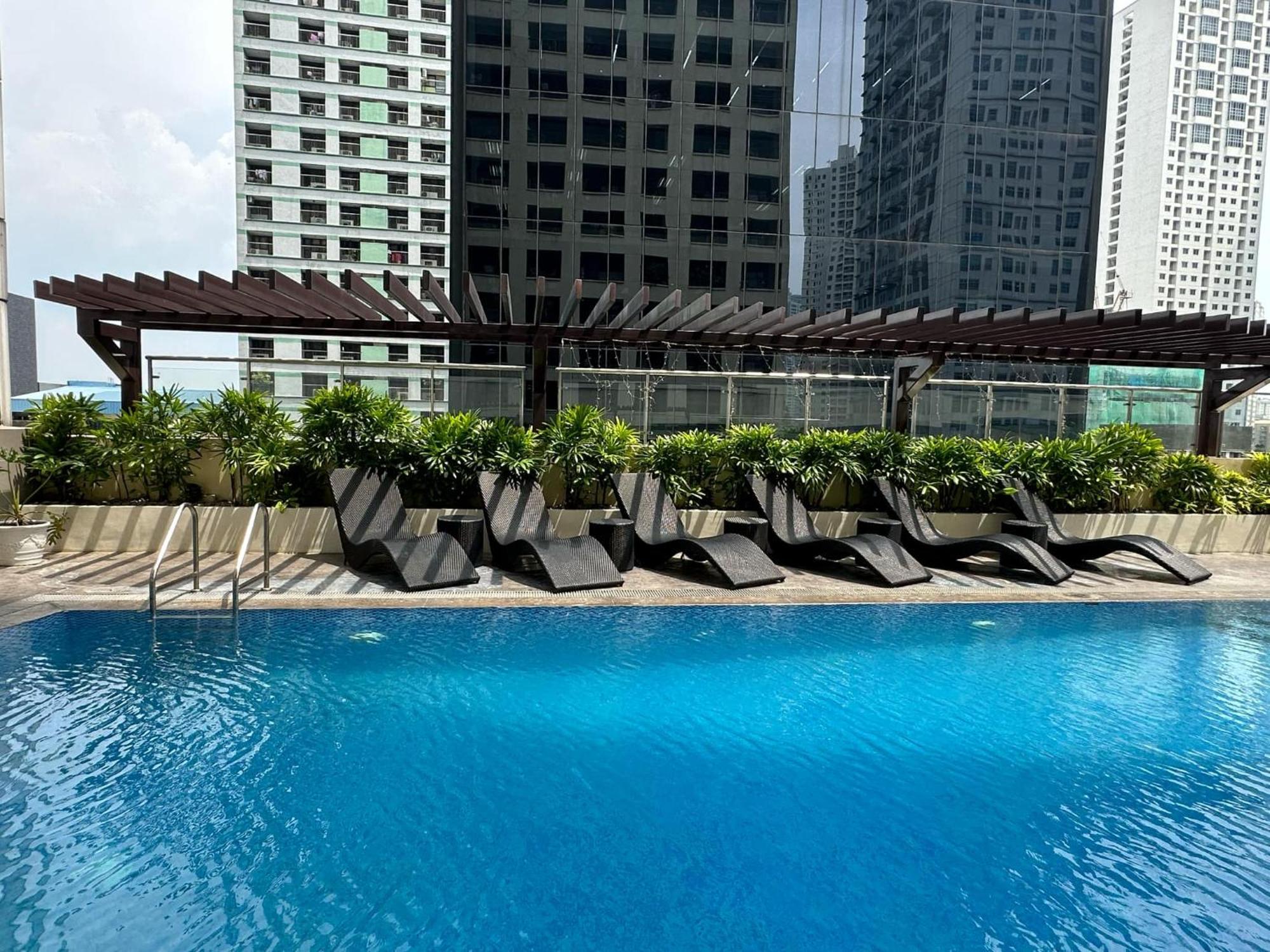 One Bedroom With Balcony By Christine Suites Ph In Greenbelt Radisson Makati City Luaran gambar