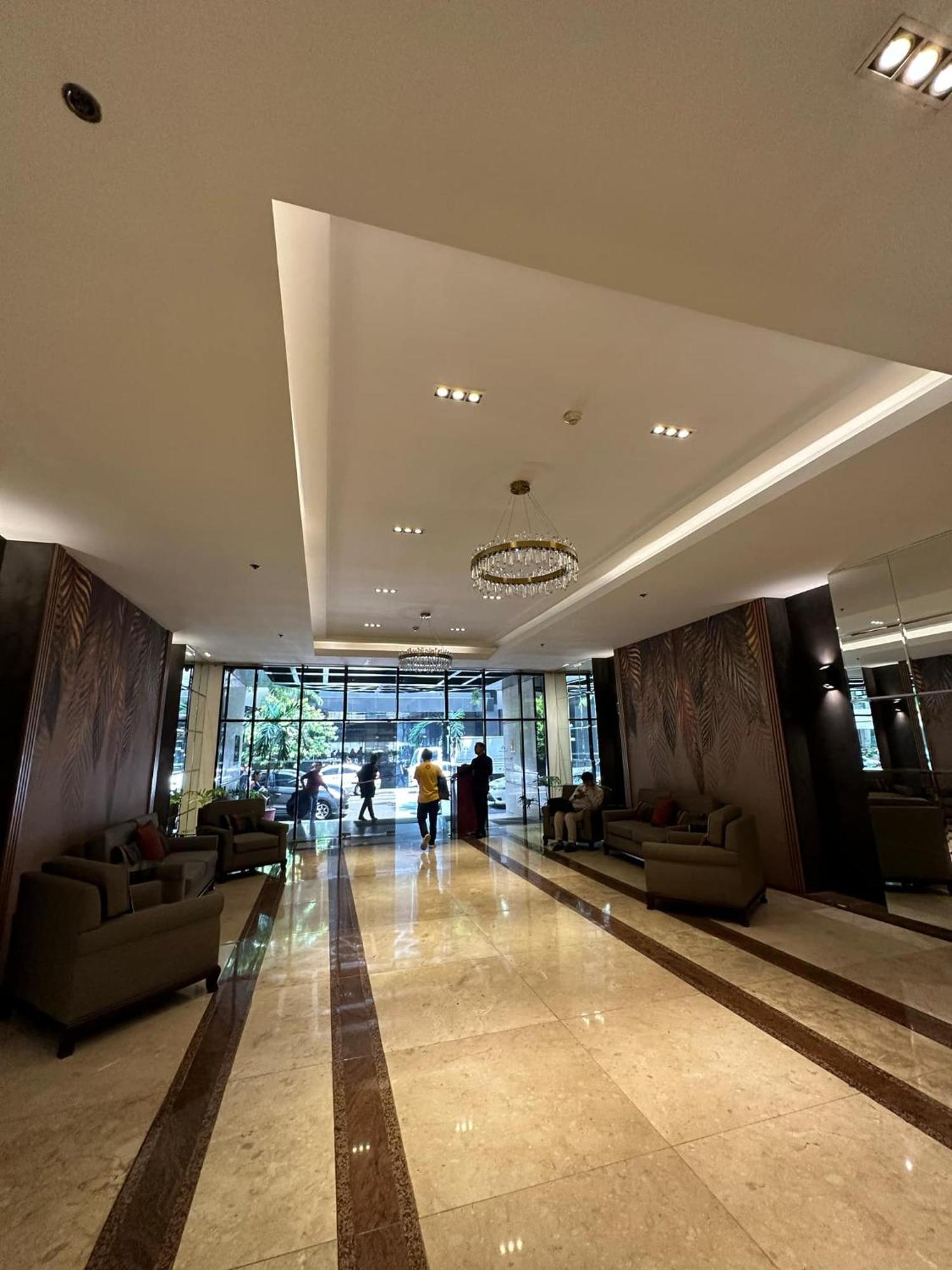 One Bedroom With Balcony By Christine Suites Ph In Greenbelt Radisson Makati City Luaran gambar
