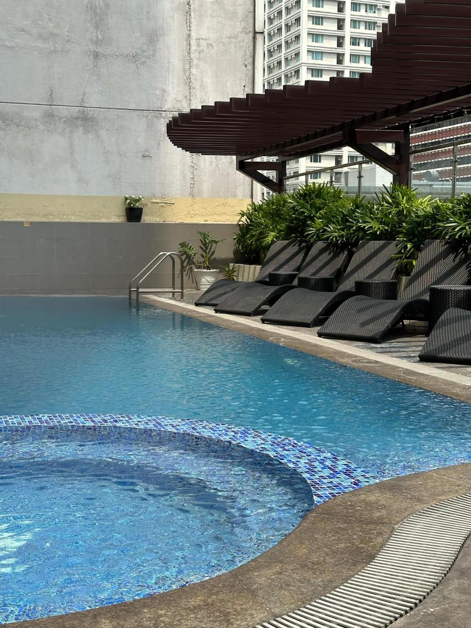 One Bedroom With Balcony By Christine Suites Ph In Greenbelt Radisson Makati City Luaran gambar