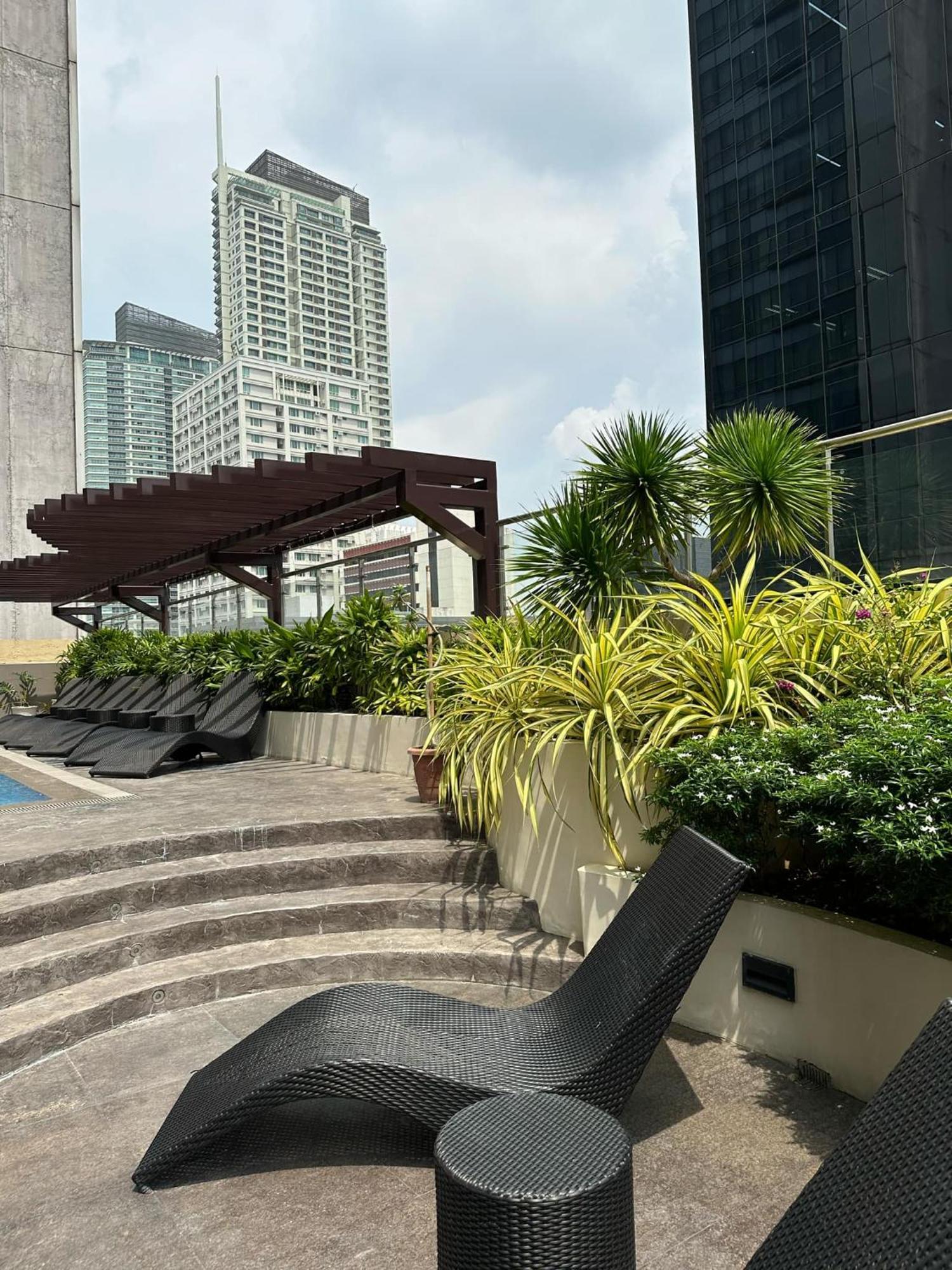 One Bedroom With Balcony By Christine Suites Ph In Greenbelt Radisson Makati City Luaran gambar