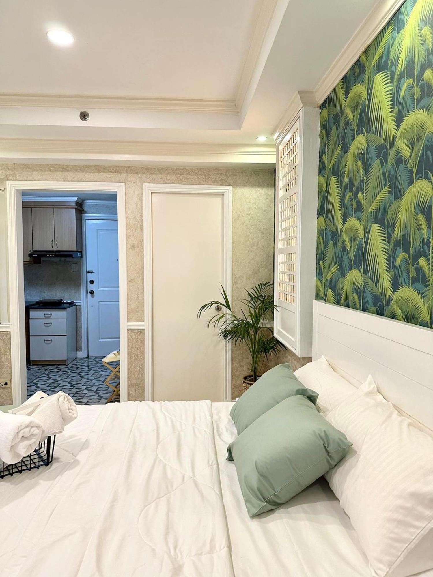 One Bedroom With Balcony By Christine Suites Ph In Greenbelt Radisson Makati City Luaran gambar