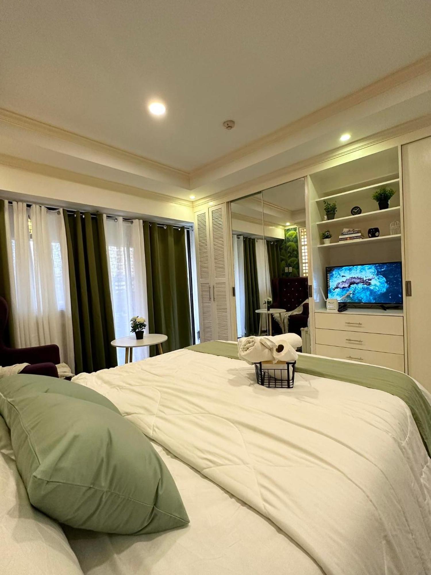One Bedroom With Balcony By Christine Suites Ph In Greenbelt Radisson Makati City Luaran gambar