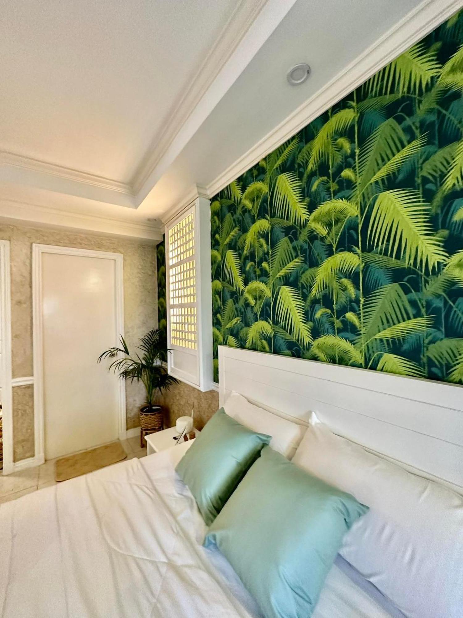 One Bedroom With Balcony By Christine Suites Ph In Greenbelt Radisson Makati City Luaran gambar