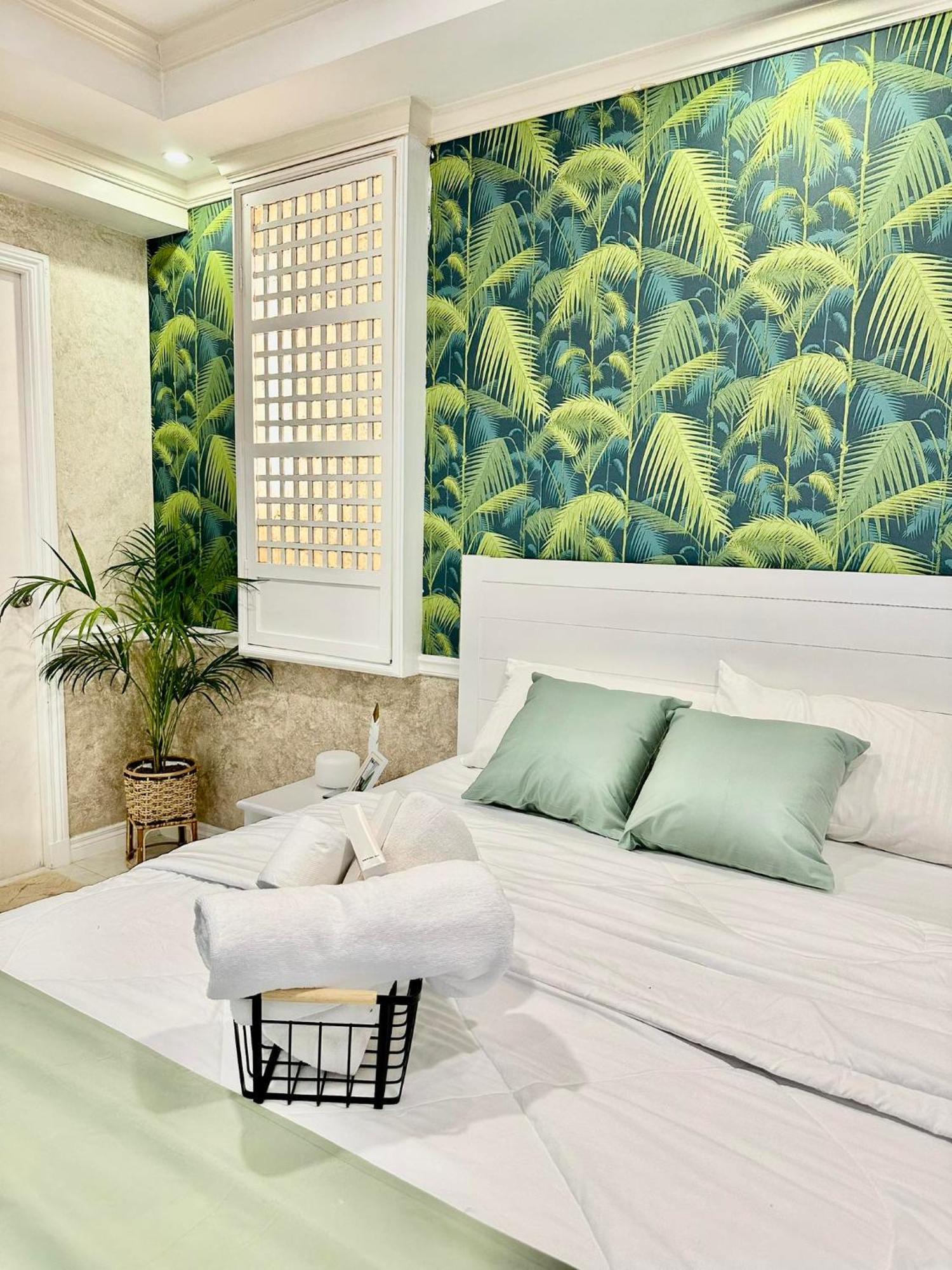 One Bedroom With Balcony By Christine Suites Ph In Greenbelt Radisson Makati City Luaran gambar