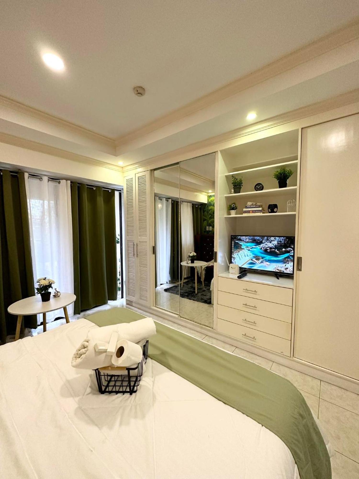 One Bedroom With Balcony By Christine Suites Ph In Greenbelt Radisson Makati City Luaran gambar