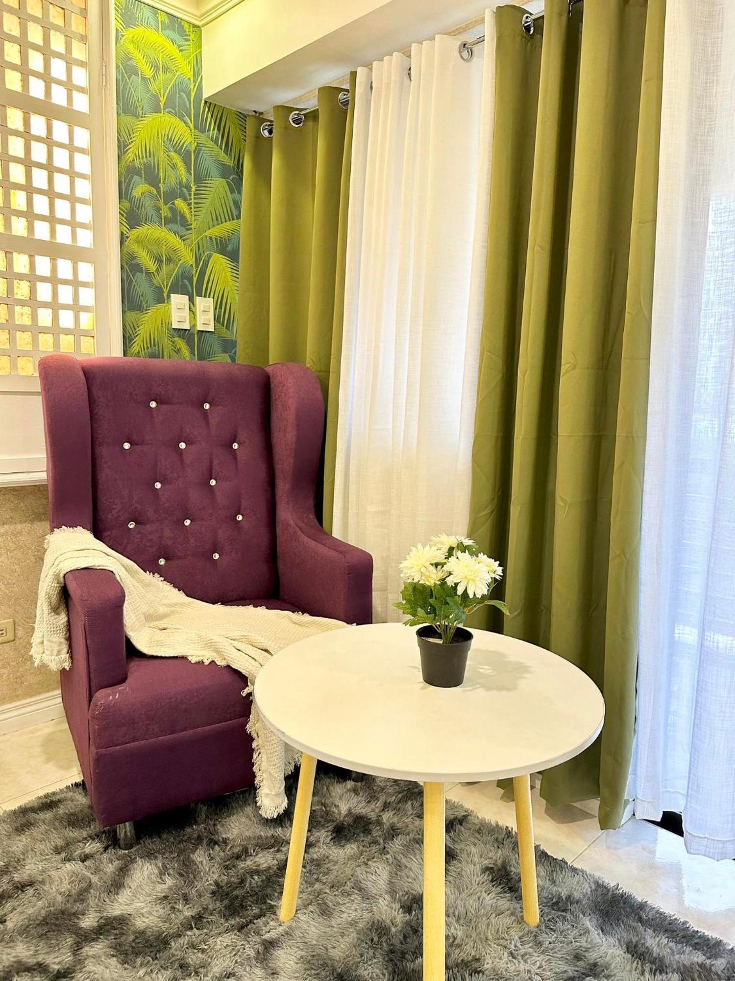 One Bedroom With Balcony By Christine Suites Ph In Greenbelt Radisson Makati City Luaran gambar