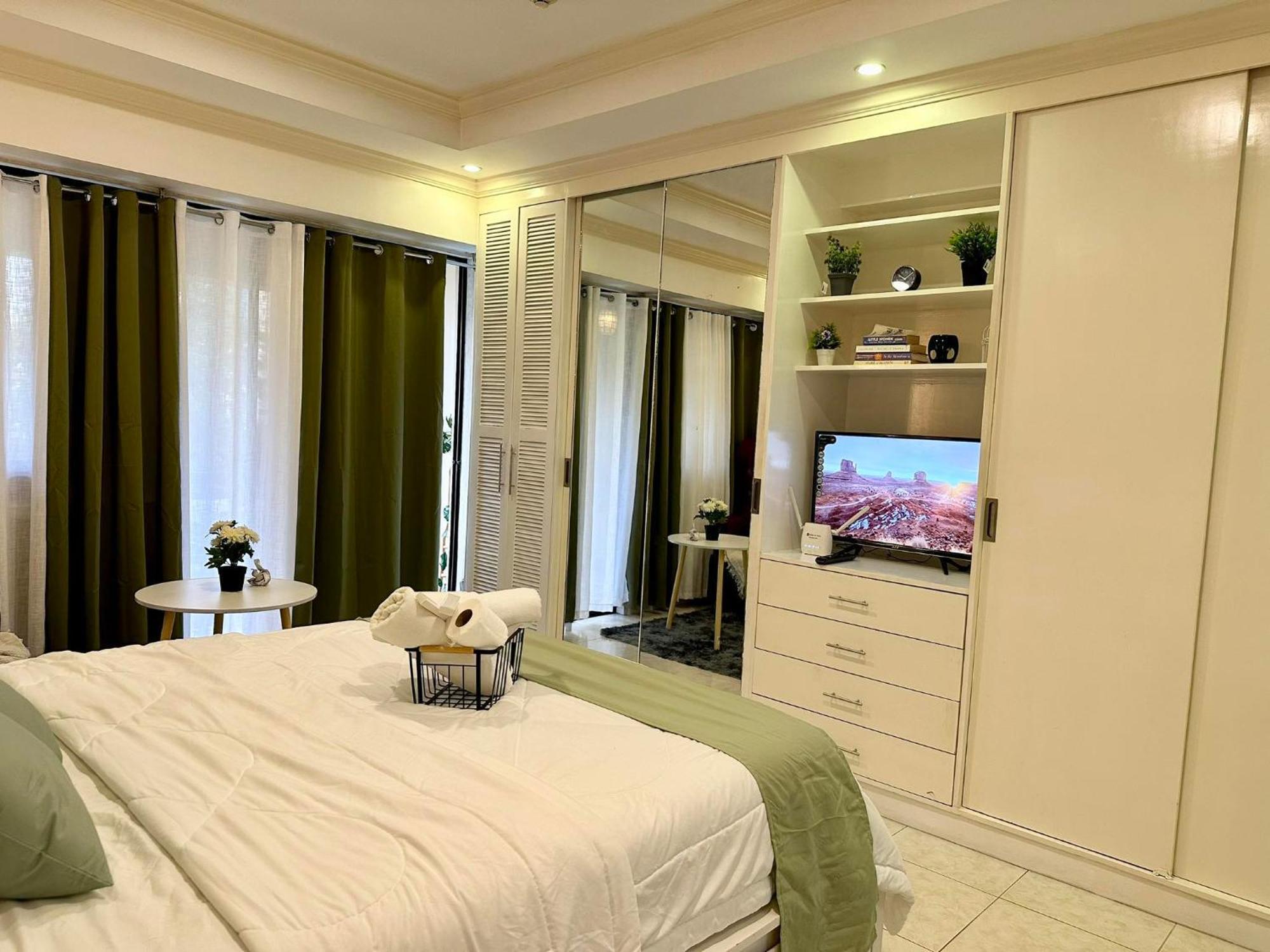 One Bedroom With Balcony By Christine Suites Ph In Greenbelt Radisson Makati City Luaran gambar