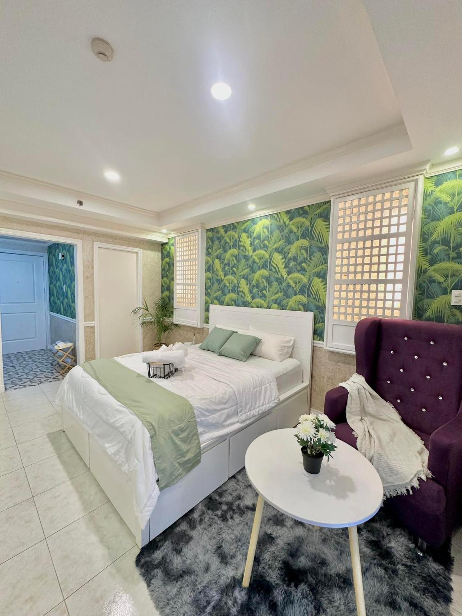 One Bedroom With Balcony By Christine Suites Ph In Greenbelt Radisson Makati City Luaran gambar