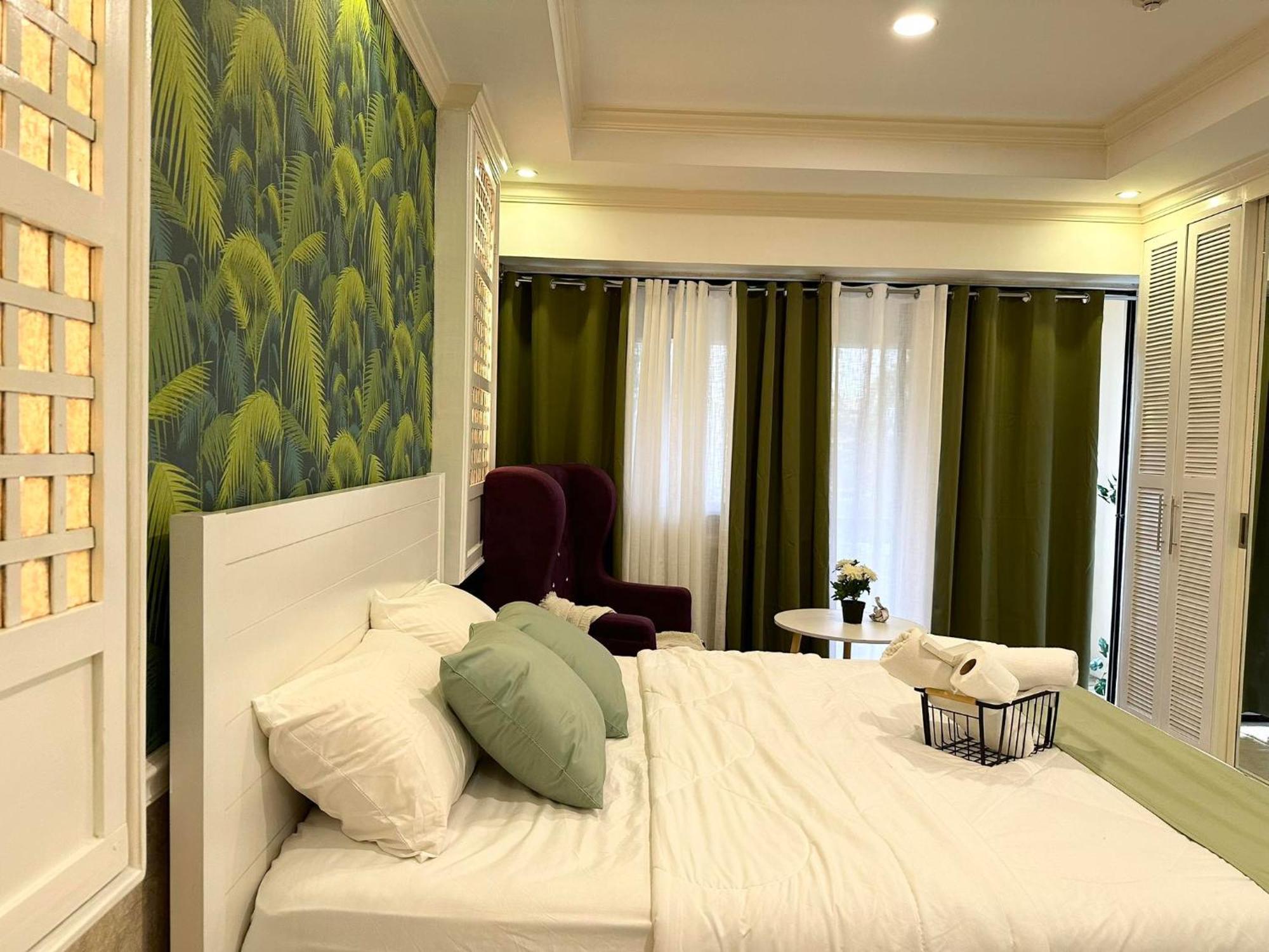 One Bedroom With Balcony By Christine Suites Ph In Greenbelt Radisson Makati City Luaran gambar