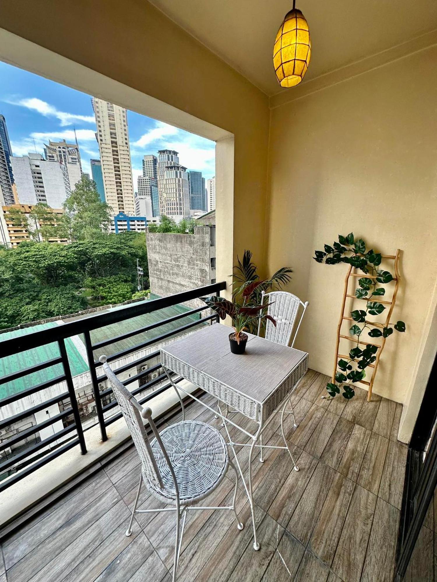 One Bedroom With Balcony By Christine Suites Ph In Greenbelt Radisson Makati City Luaran gambar