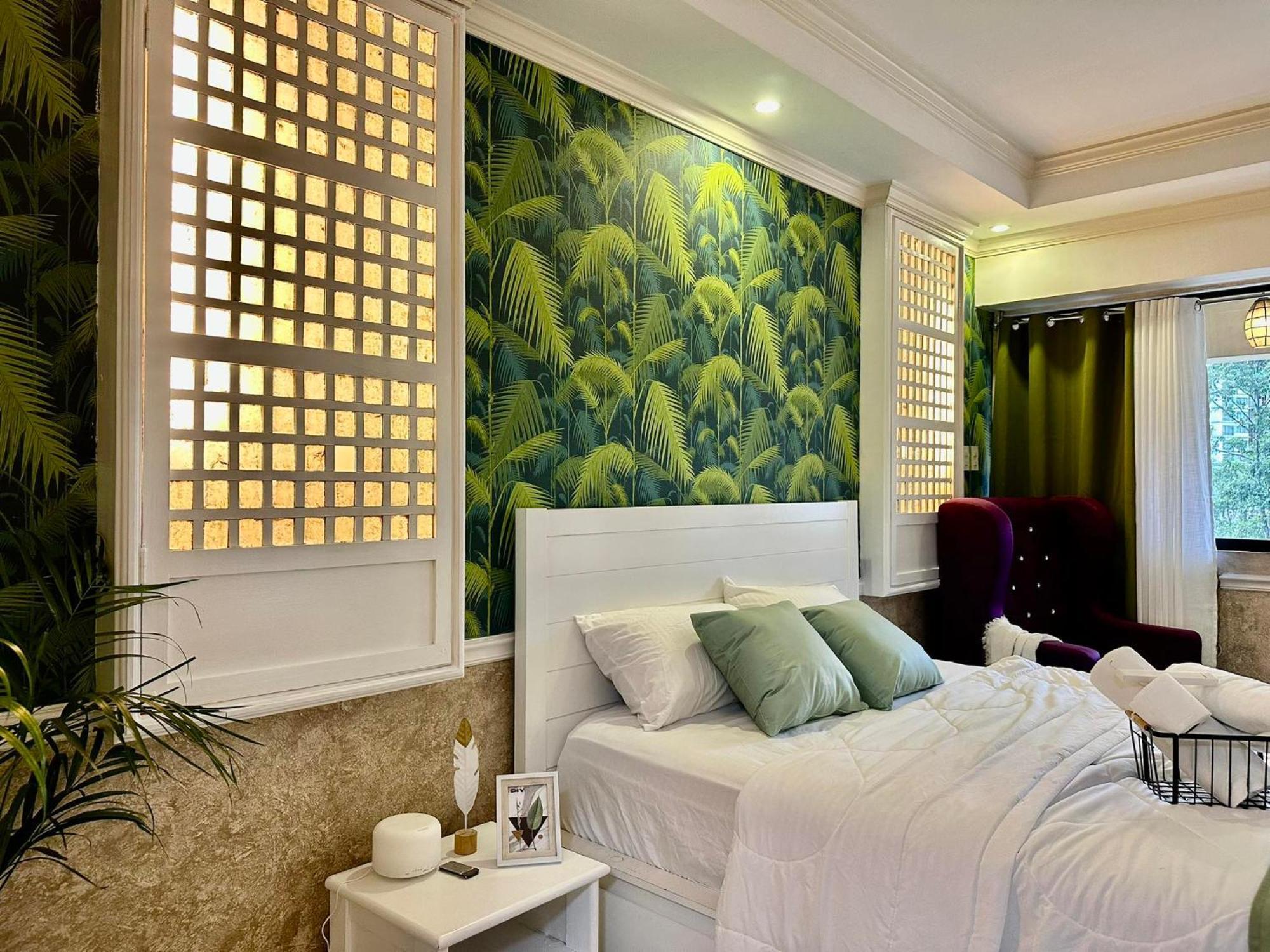 One Bedroom With Balcony By Christine Suites Ph In Greenbelt Radisson Makati City Luaran gambar