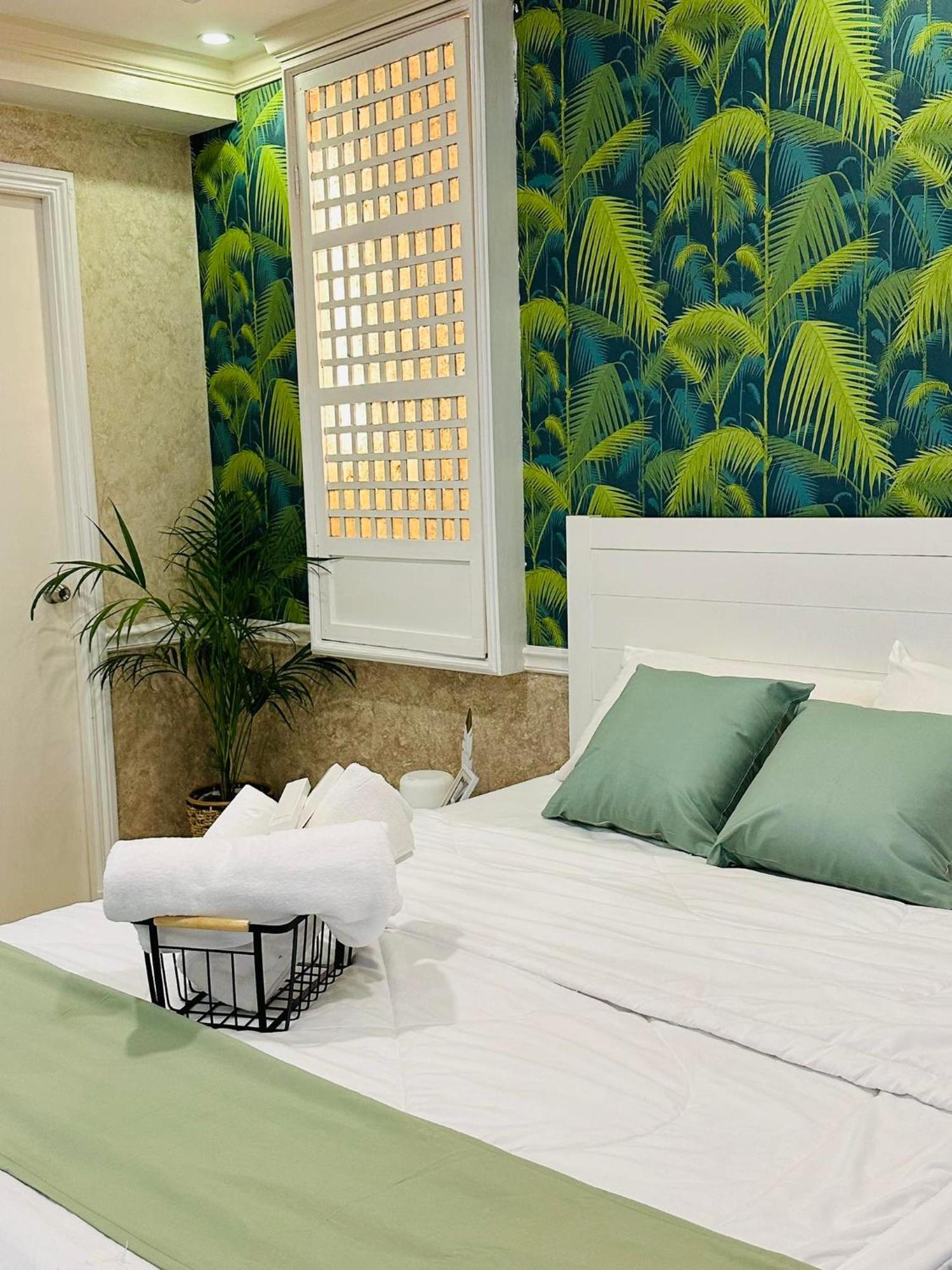 One Bedroom With Balcony By Christine Suites Ph In Greenbelt Radisson Makati City Luaran gambar