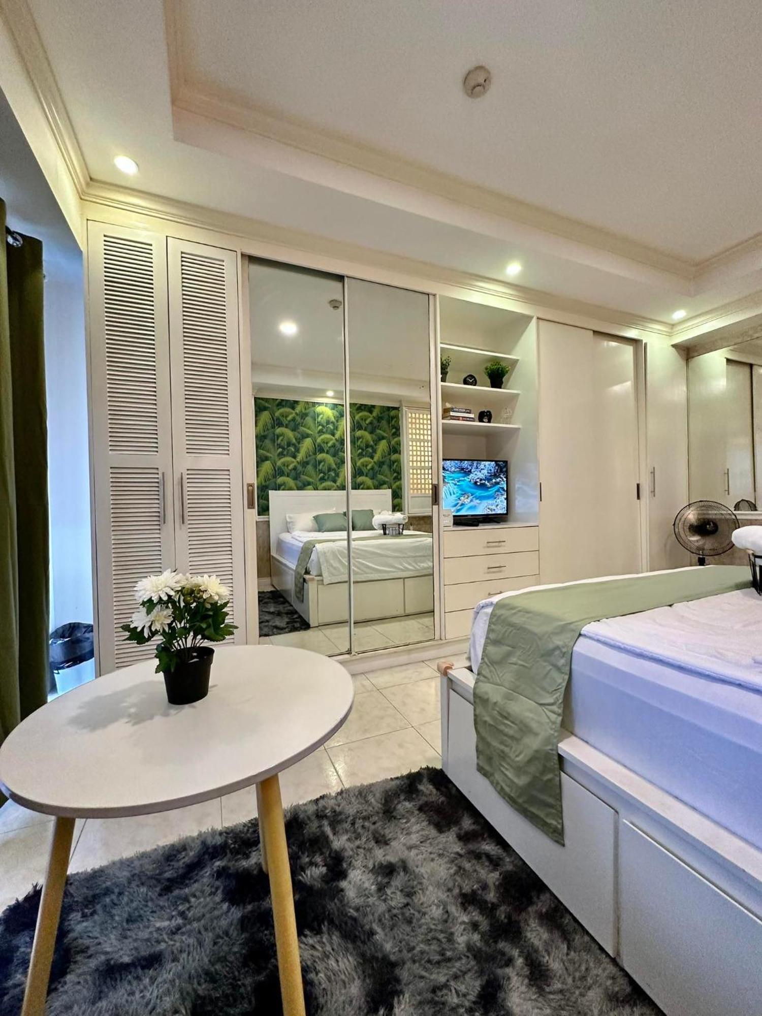 One Bedroom With Balcony By Christine Suites Ph In Greenbelt Radisson Makati City Luaran gambar