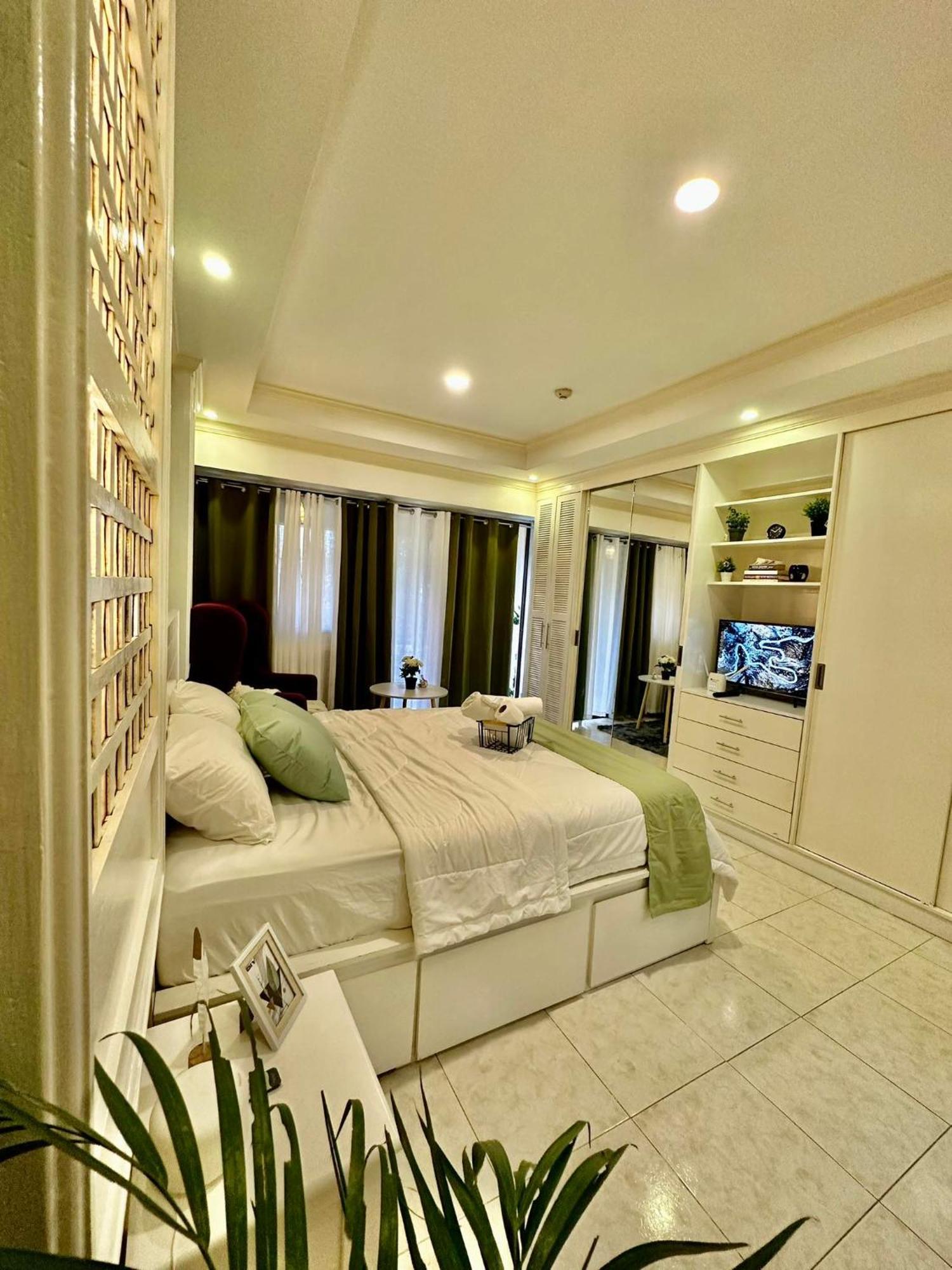One Bedroom With Balcony By Christine Suites Ph In Greenbelt Radisson Makati City Luaran gambar