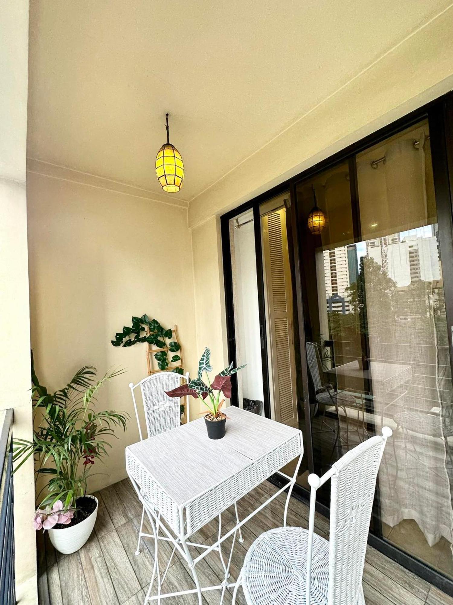One Bedroom With Balcony By Christine Suites Ph In Greenbelt Radisson Makati City Luaran gambar