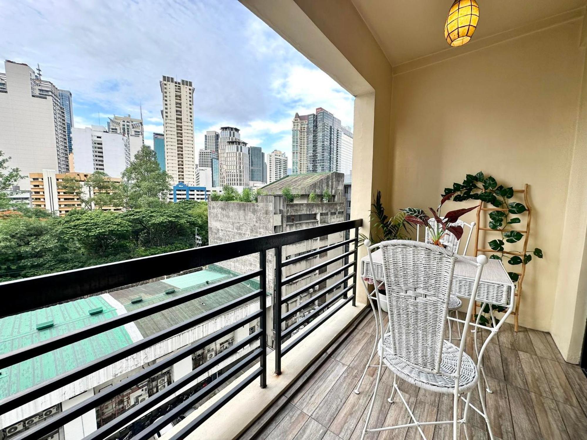 One Bedroom With Balcony By Christine Suites Ph In Greenbelt Radisson Makati City Luaran gambar