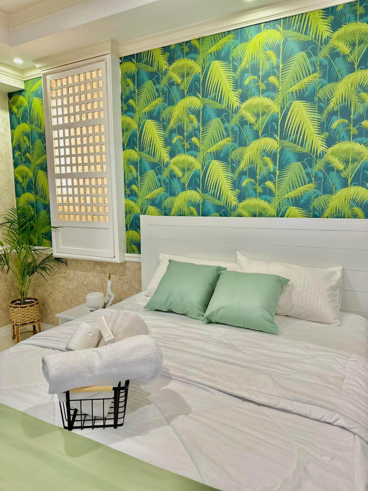 One Bedroom With Balcony By Christine Suites Ph In Greenbelt Radisson Makati City Luaran gambar