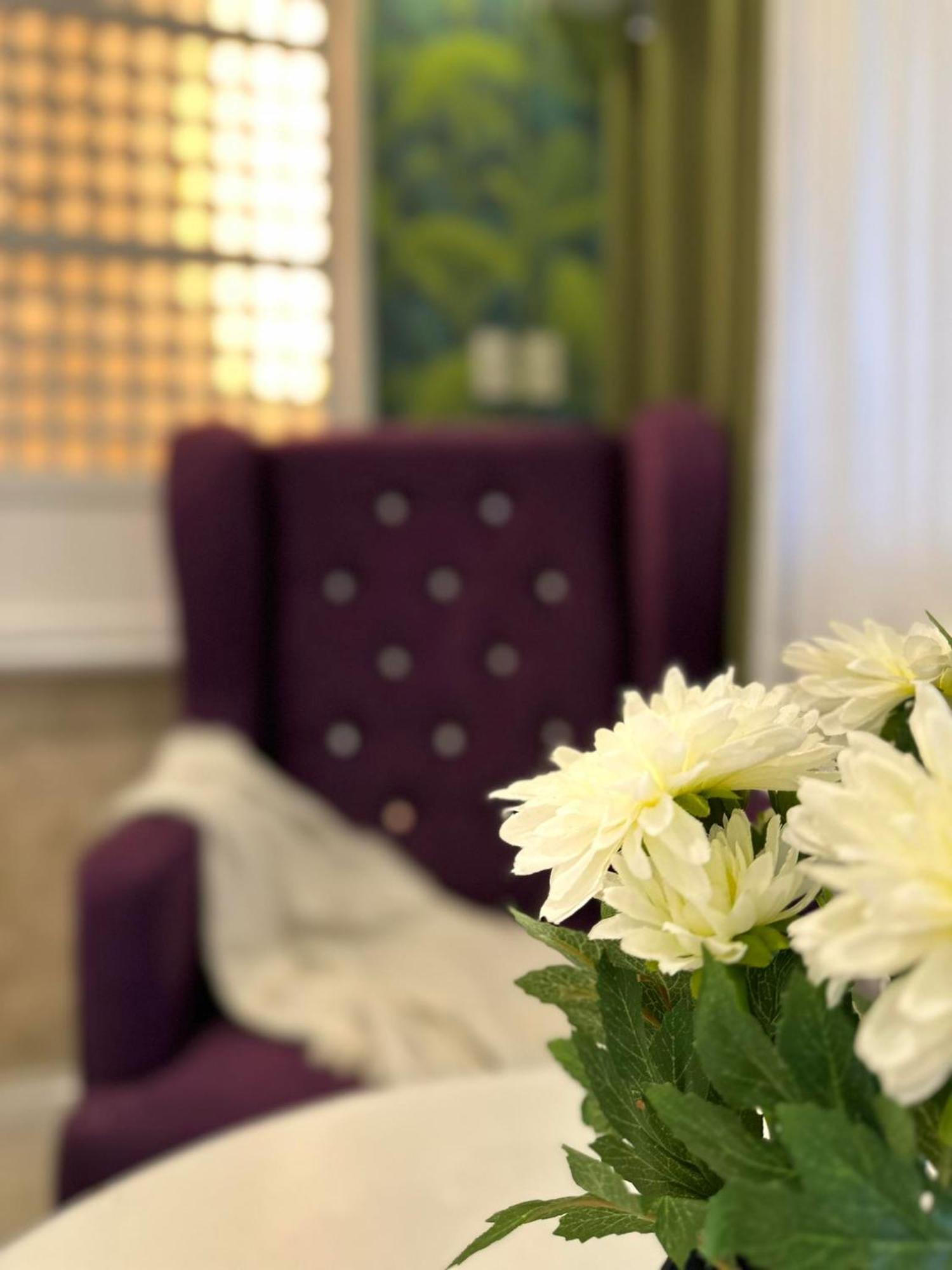 One Bedroom With Balcony By Christine Suites Ph In Greenbelt Radisson Makati City Luaran gambar