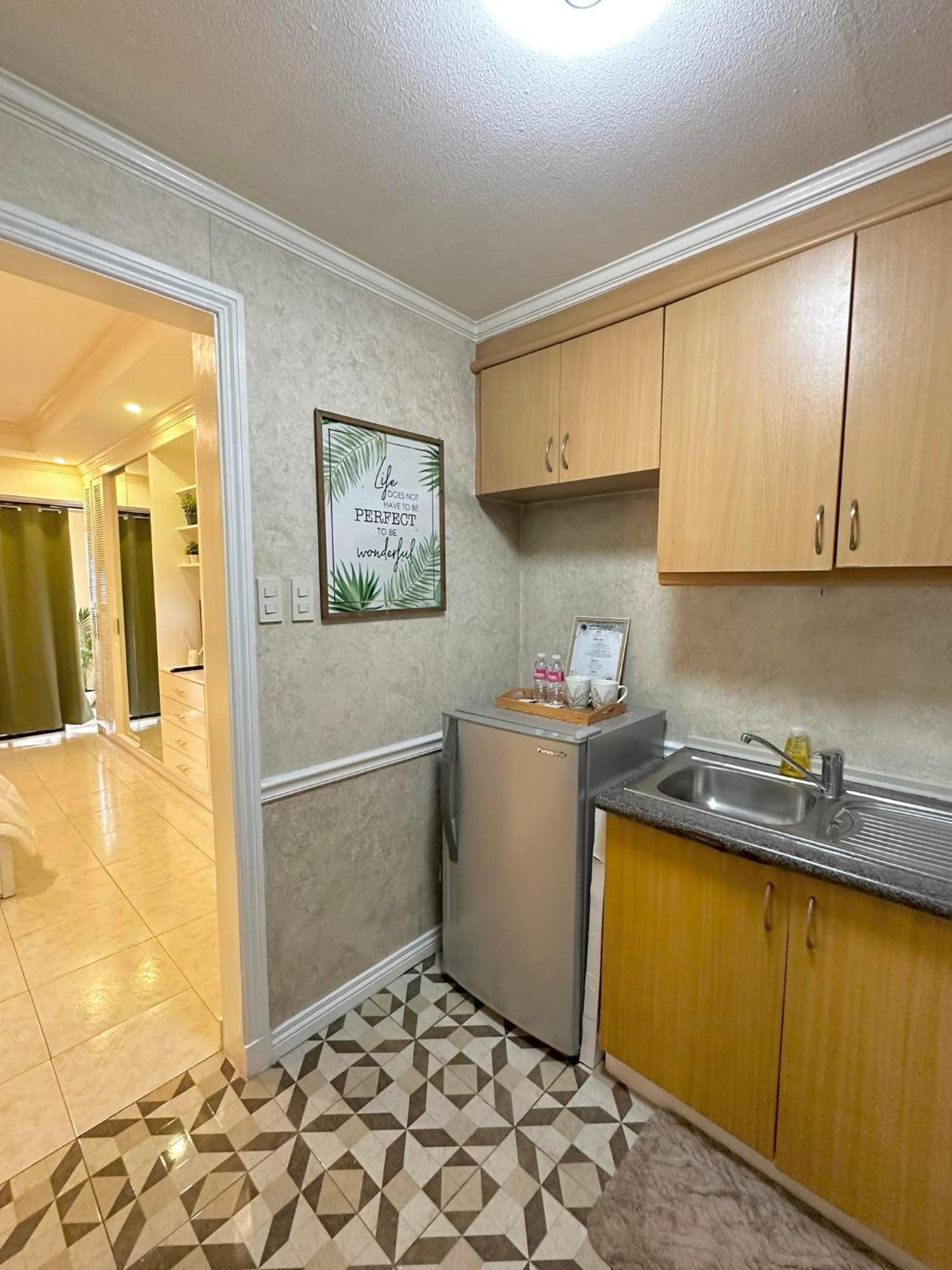 One Bedroom With Balcony By Christine Suites Ph In Greenbelt Radisson Makati City Luaran gambar