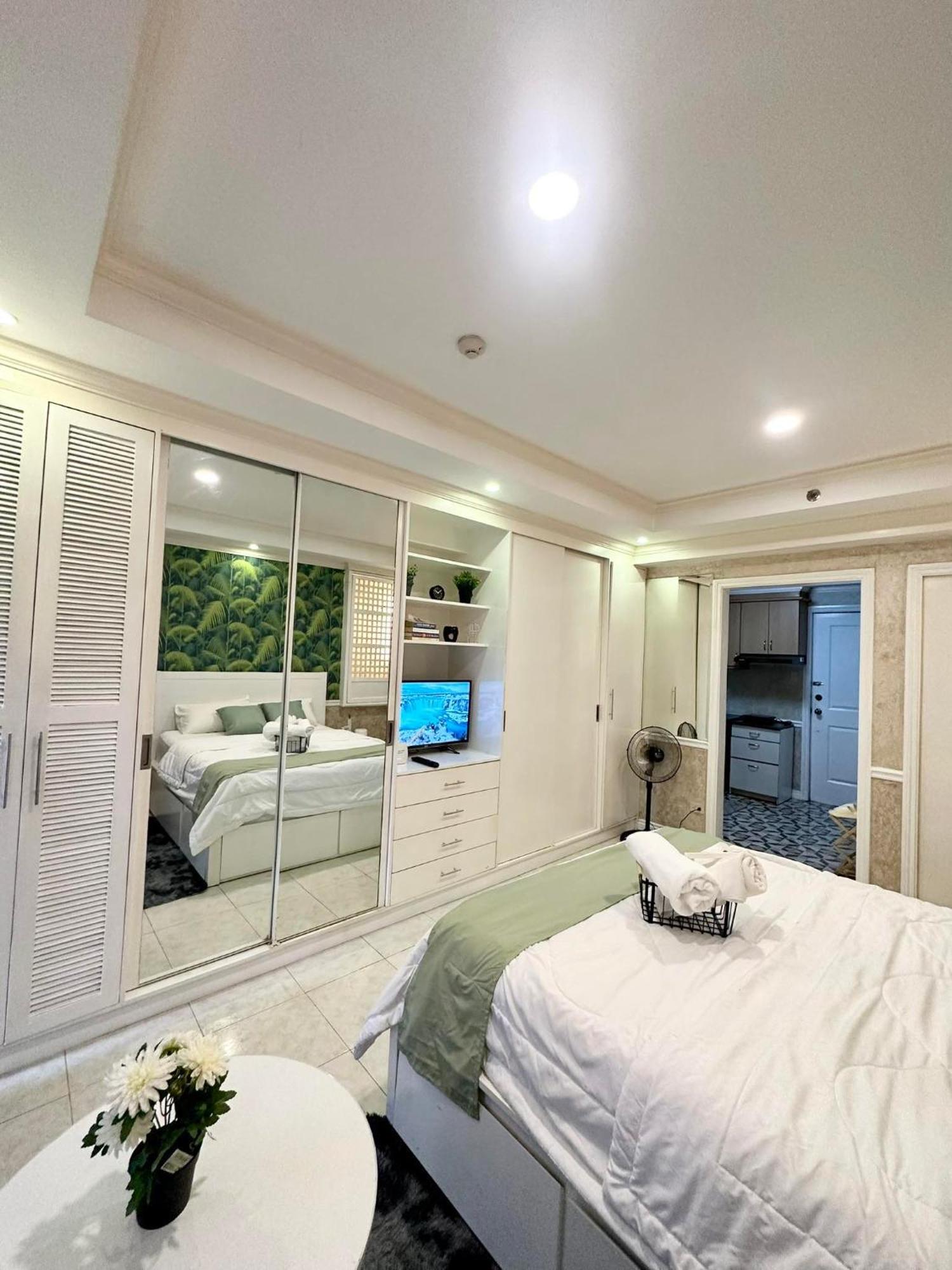 One Bedroom With Balcony By Christine Suites Ph In Greenbelt Radisson Makati City Luaran gambar