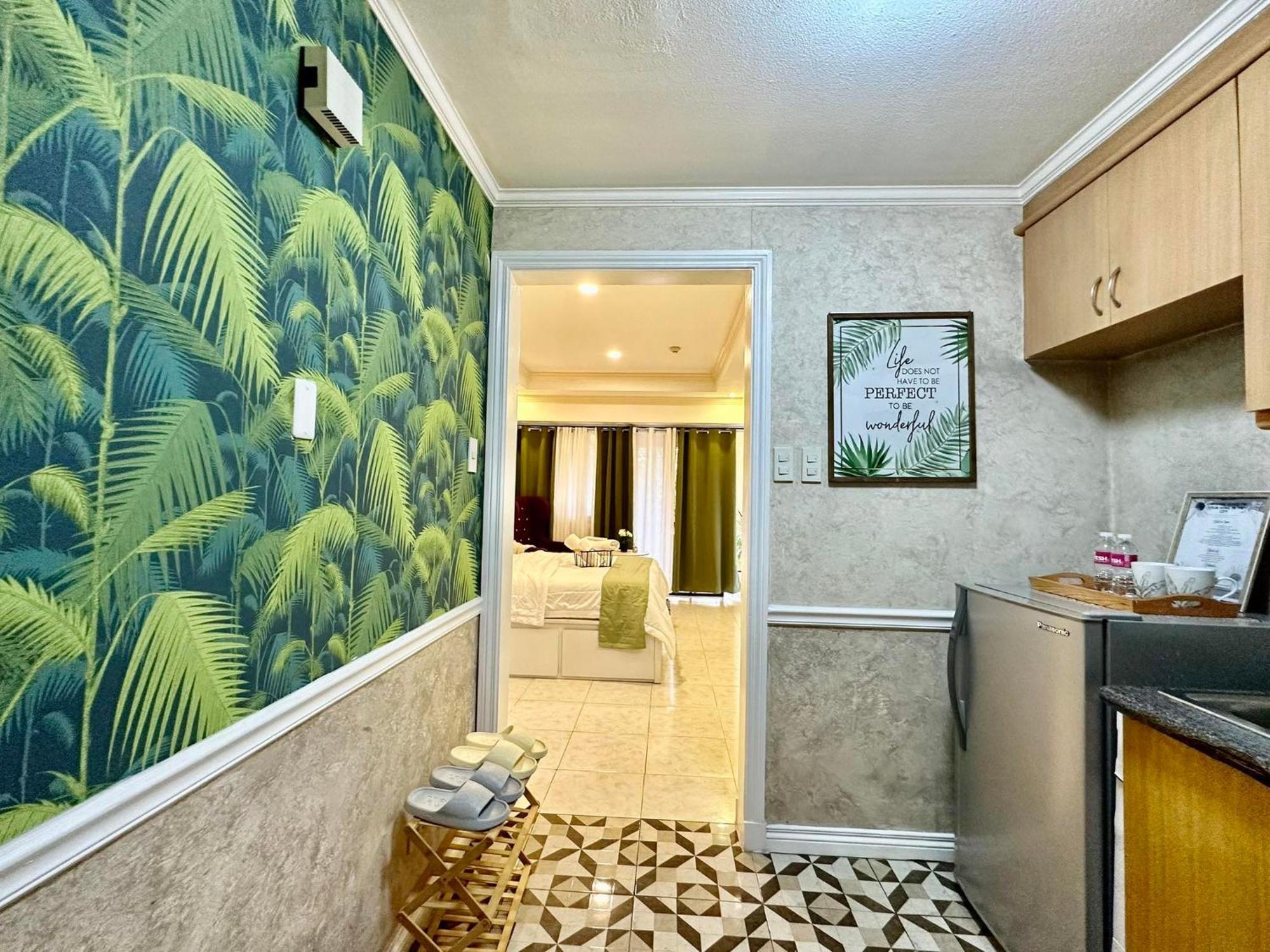 One Bedroom With Balcony By Christine Suites Ph In Greenbelt Radisson Makati City Luaran gambar
