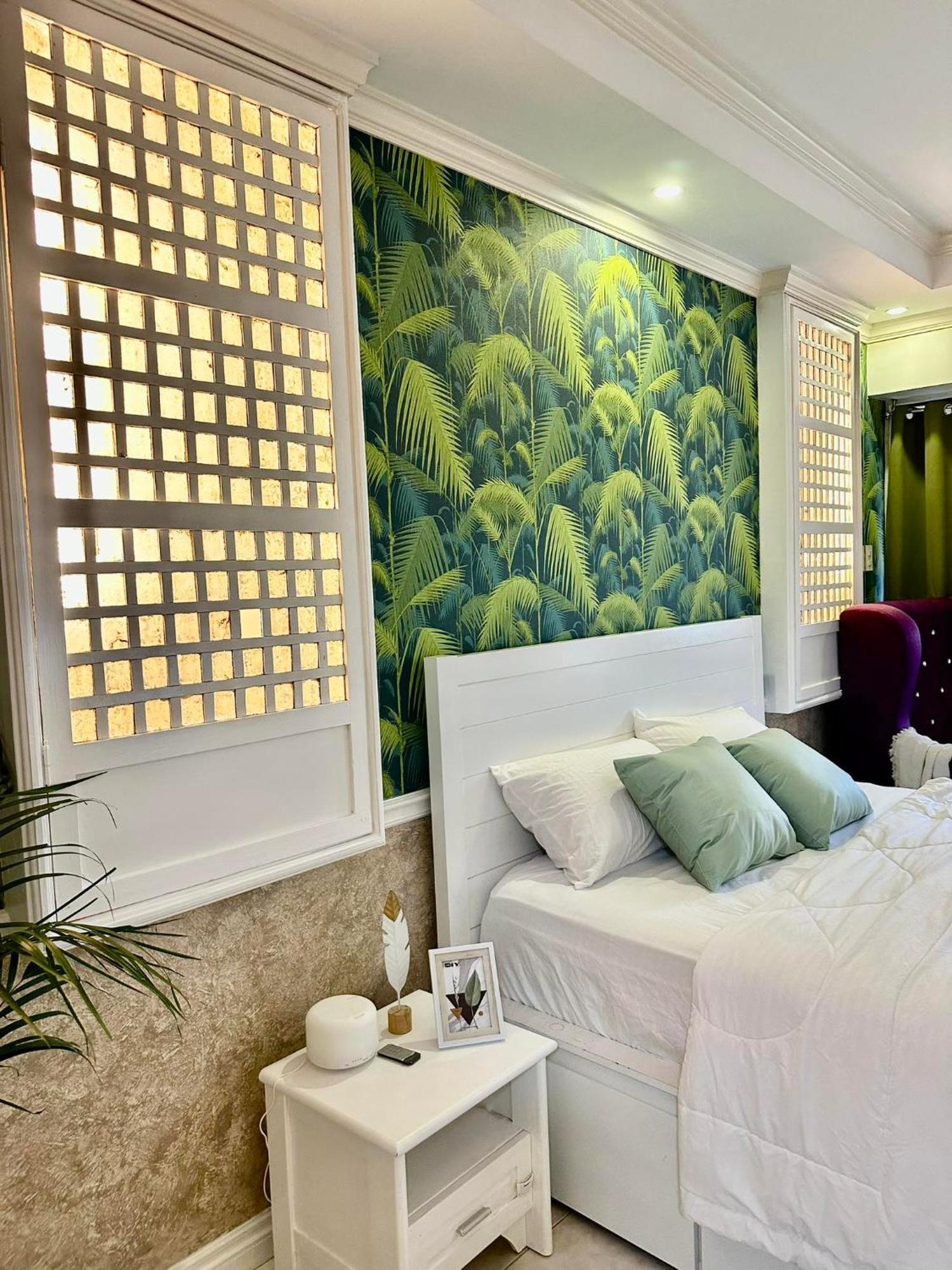 One Bedroom With Balcony By Christine Suites Ph In Greenbelt Radisson Makati City Luaran gambar