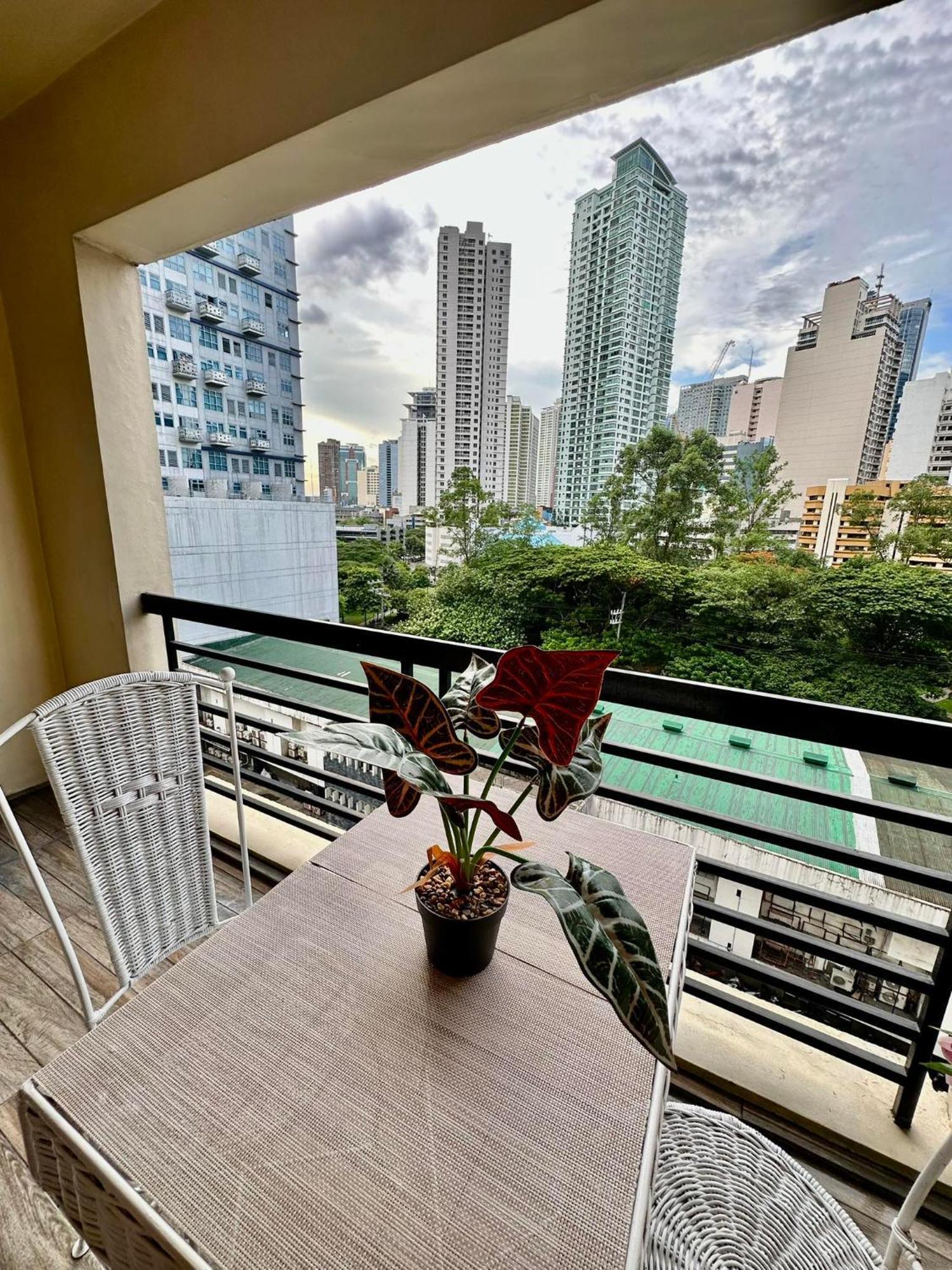 One Bedroom With Balcony By Christine Suites Ph In Greenbelt Radisson Makati City Luaran gambar