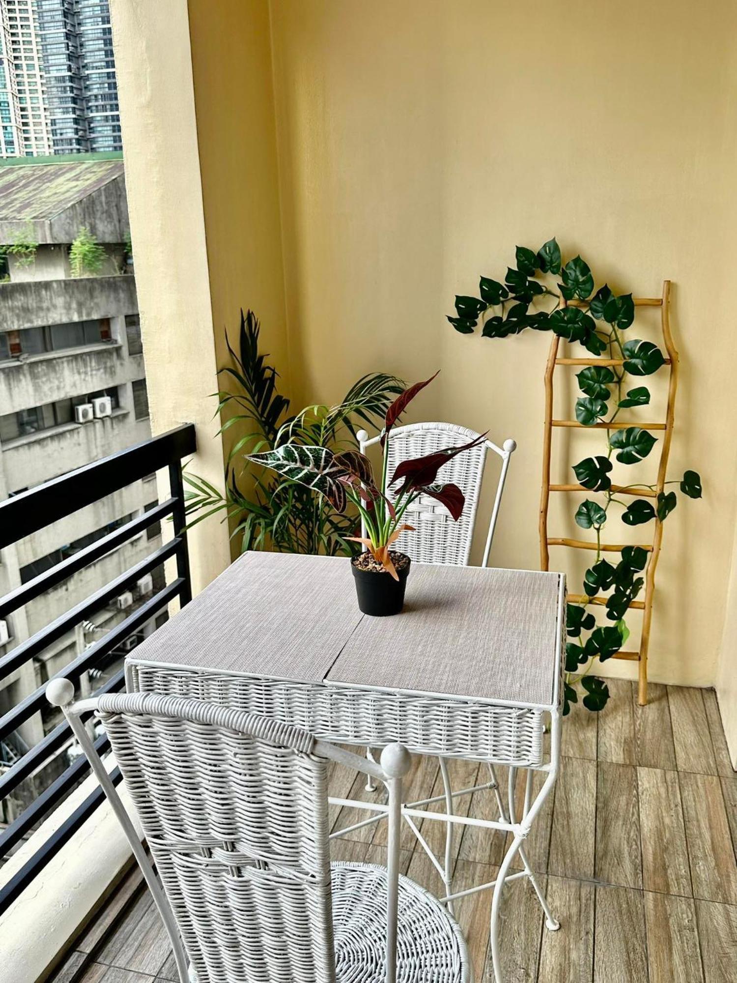 One Bedroom With Balcony By Christine Suites Ph In Greenbelt Radisson Makati City Luaran gambar