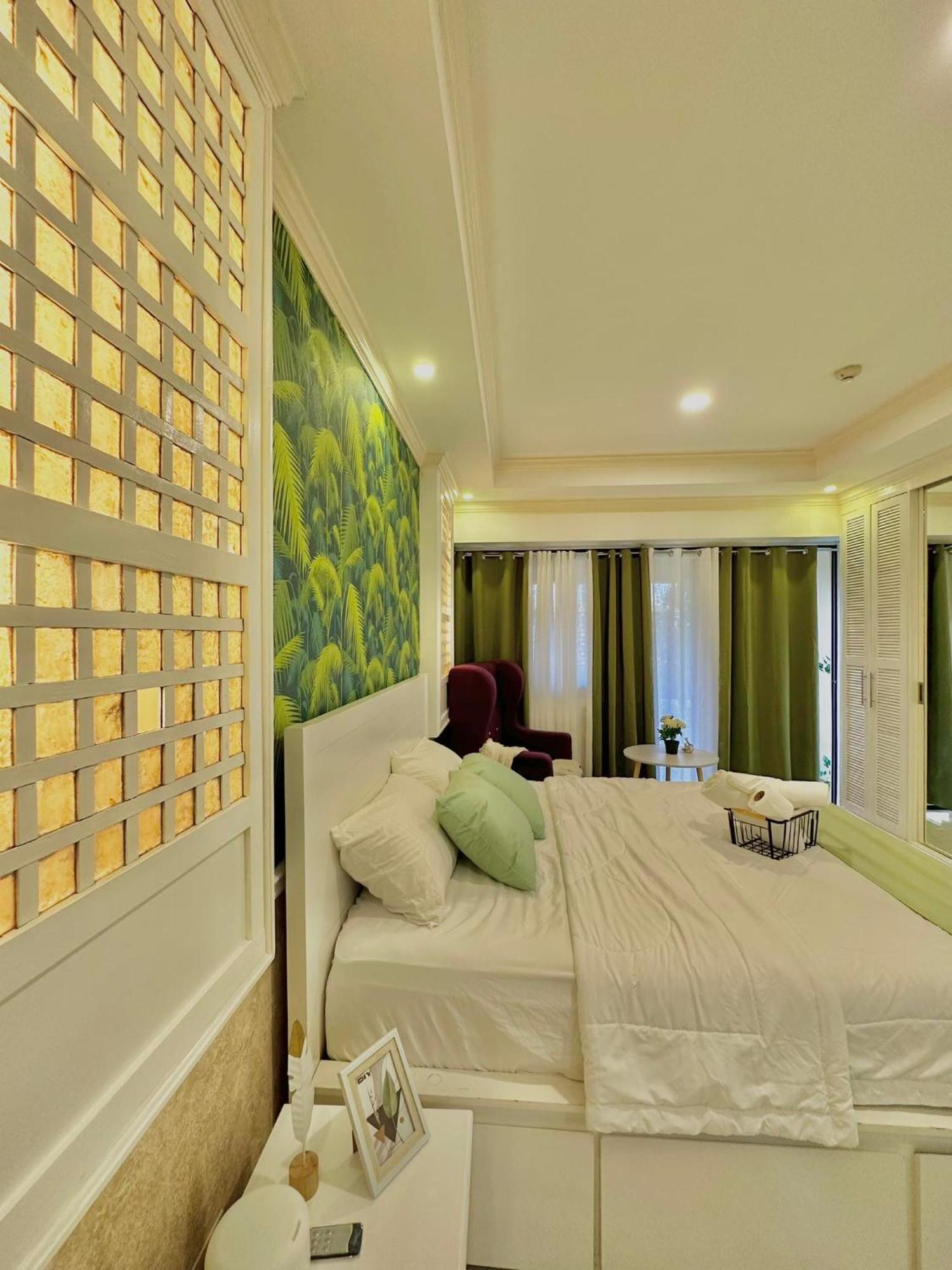 One Bedroom With Balcony By Christine Suites Ph In Greenbelt Radisson Makati City Luaran gambar