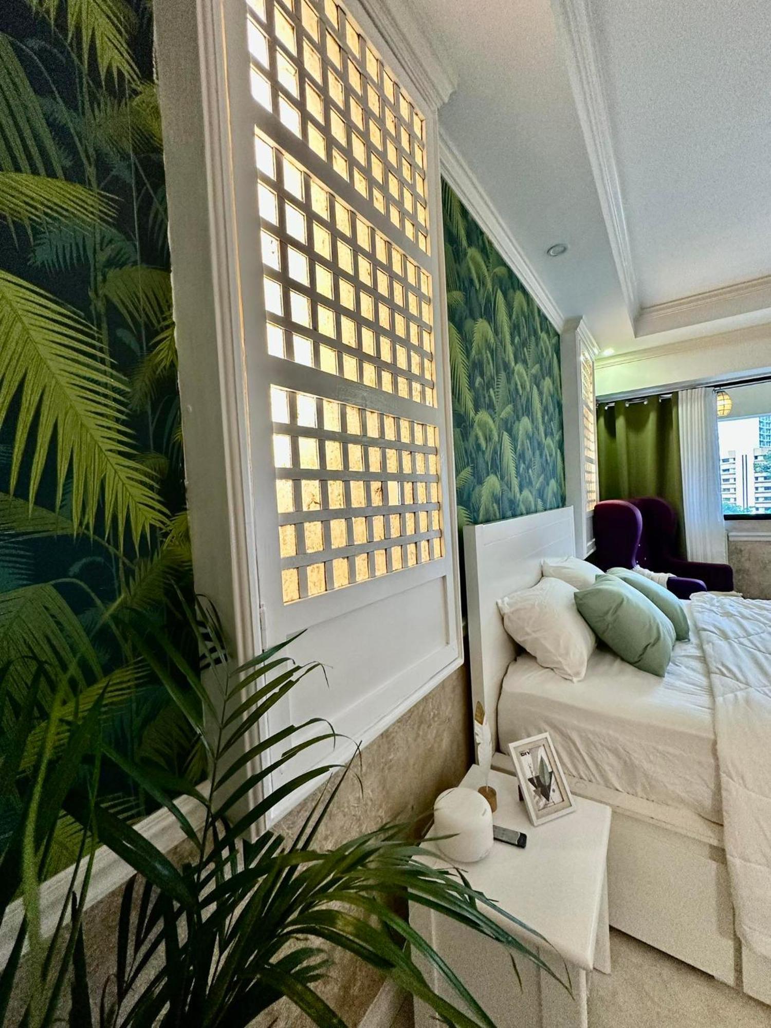 One Bedroom With Balcony By Christine Suites Ph In Greenbelt Radisson Makati City Luaran gambar