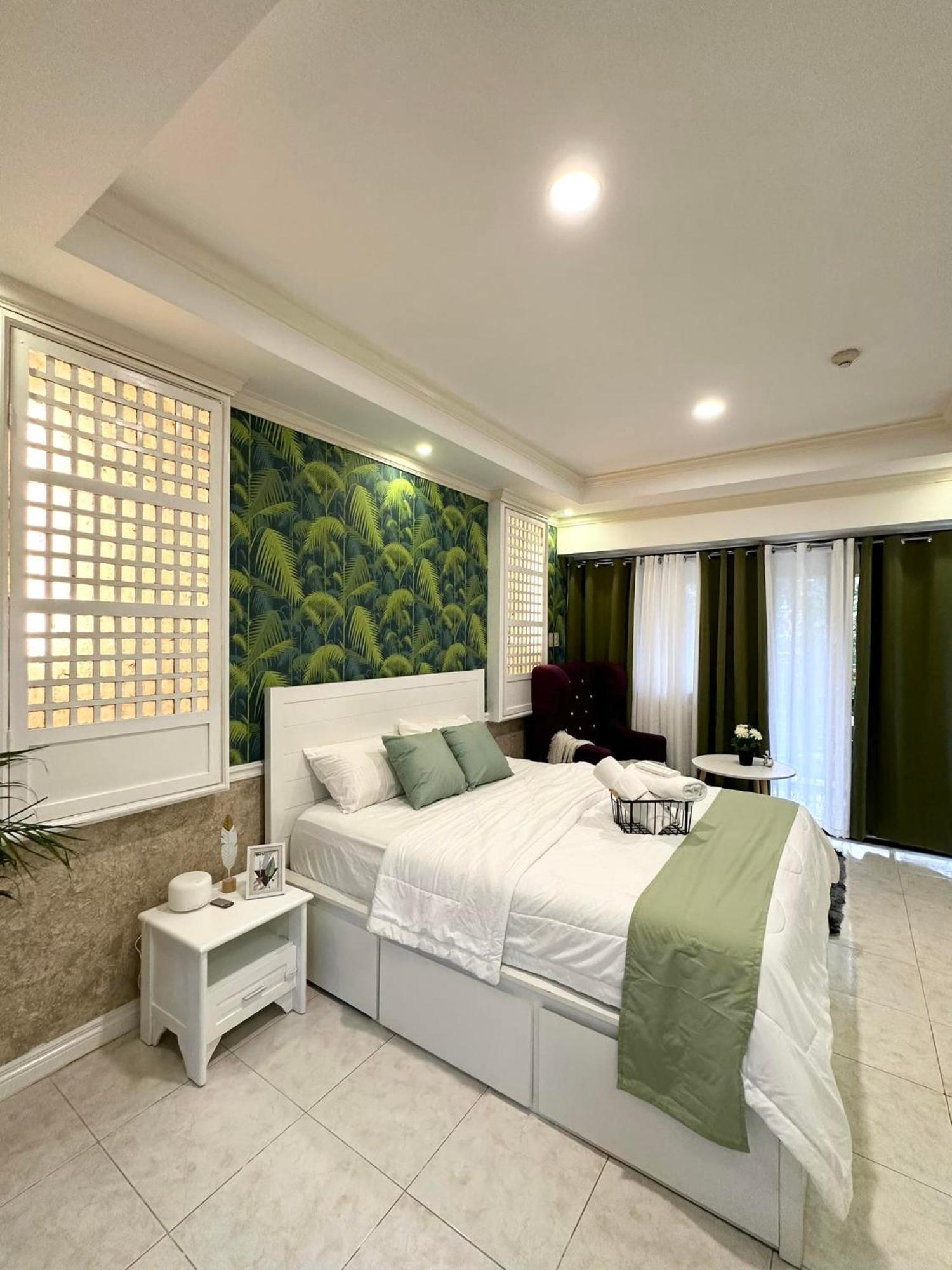 One Bedroom With Balcony By Christine Suites Ph In Greenbelt Radisson Makati City Luaran gambar